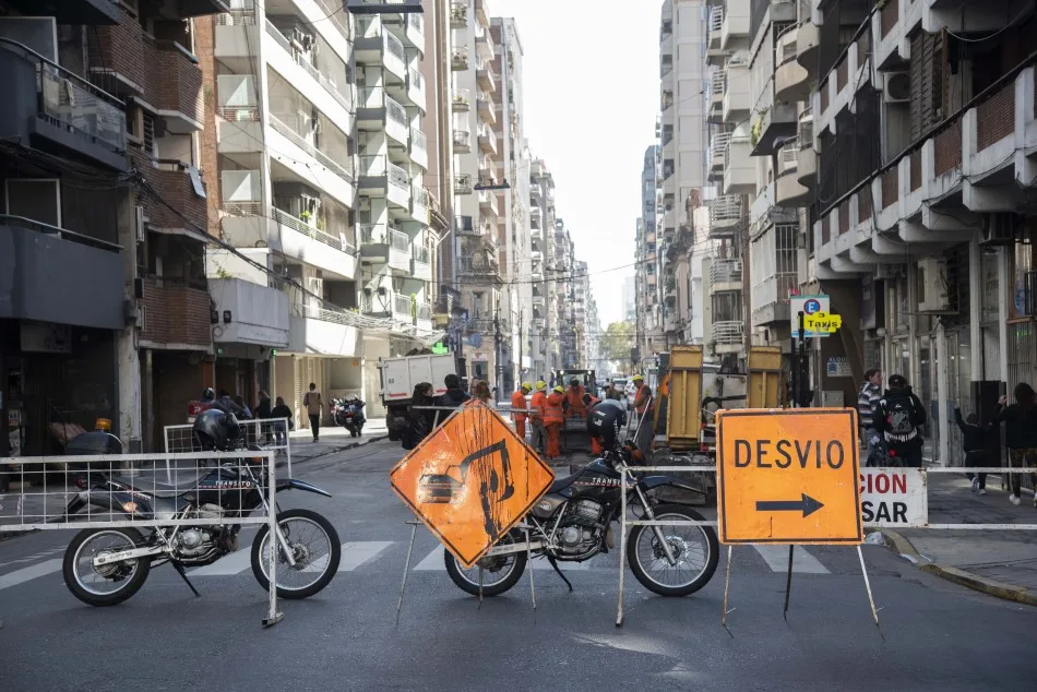 Señal de tránsito indicando desvío por obras viales en una calle de Rosario