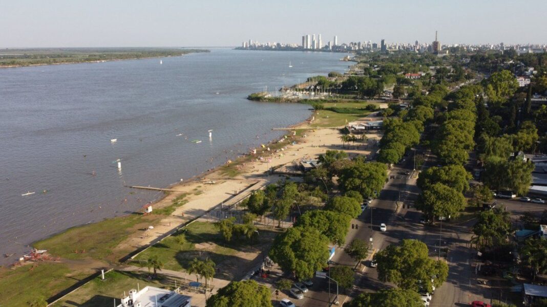 Vista aérea de la costa de Rosario sobre el río Paraná, mostrando la zona de La Florida y el balneario.