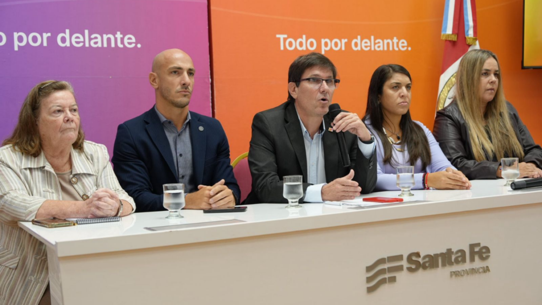 Conferencia de prensa del ministro de Educación de Santa Fe, José Goity, y su equipo.