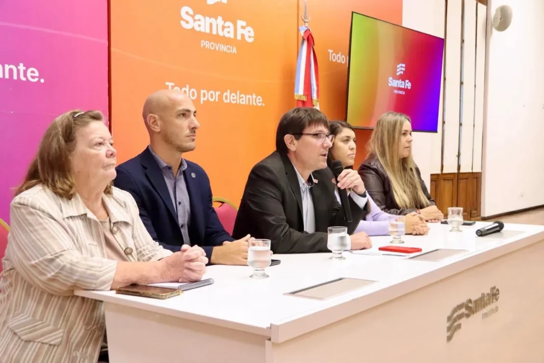 Autoridades del Gobierno de Santa Fe durante la conferencia de prensa sobre la situación en San Cristóbal.