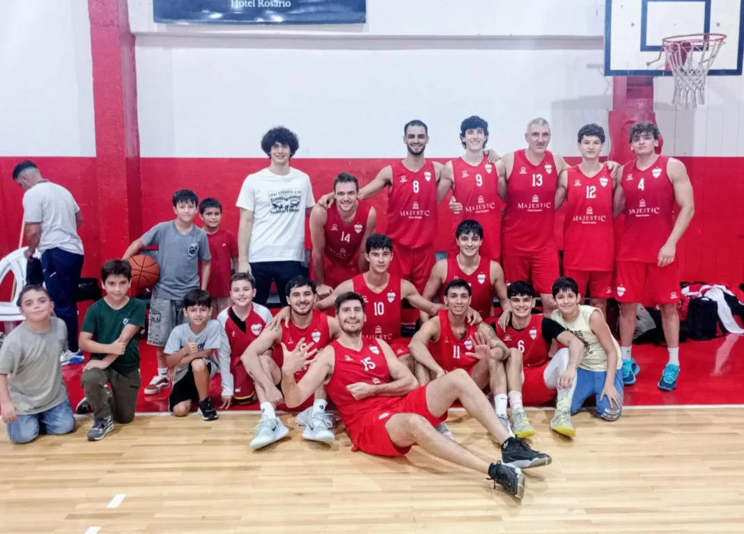 Jugador de básquet en acción durante un partido de la Liga Rosarina.