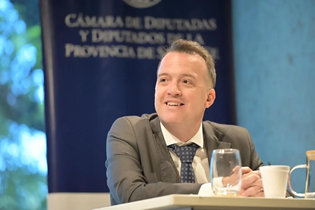 Vehículo eléctrico cargando en una estación en la provincia de Santa Fe