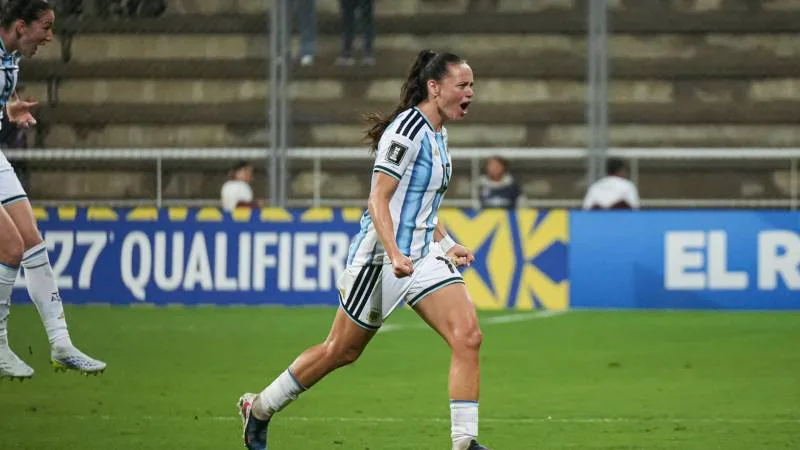 Integrantes de la Selección Argentina femenina de fútbol durante un partido oficial.