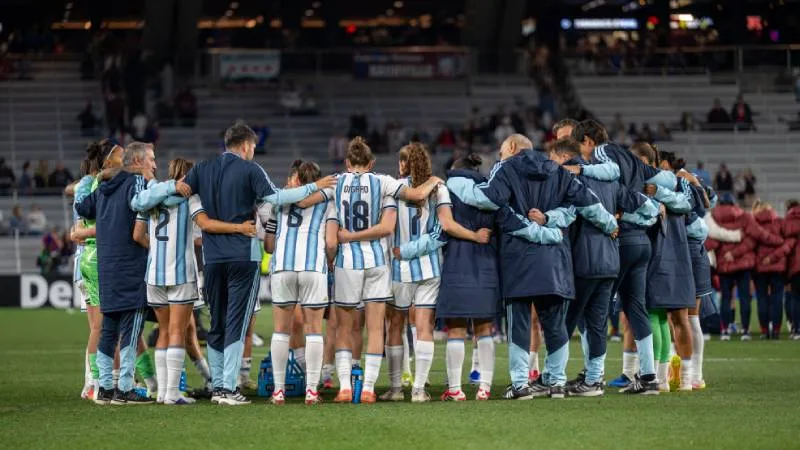 Integrantes de la Selección Argentina Femenina de fútbol en un partido de la Liga de Naciones.