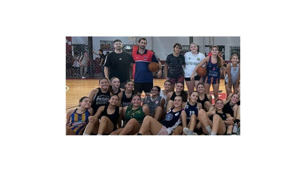 Selección femenina U17 de básquet de Rosario posa con su cuerpo técnico.