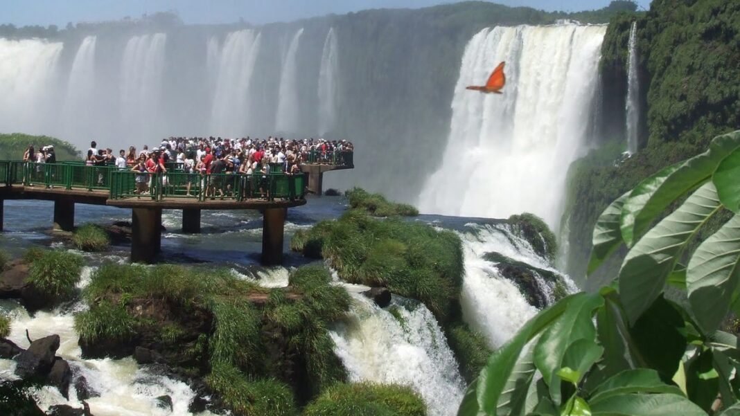 Turistas en un destino argentino durante el fin de semana largo de Semana Santa.