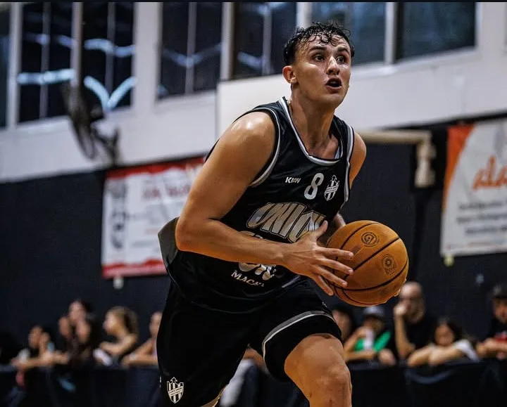 Jugadores de fútbol durante un partido de la Superliga Rosarina