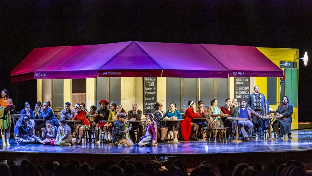 Elenco y producción de 'La Bohème' en el Teatro El Círculo de Rosario, en una escena ambientada en los años 60.