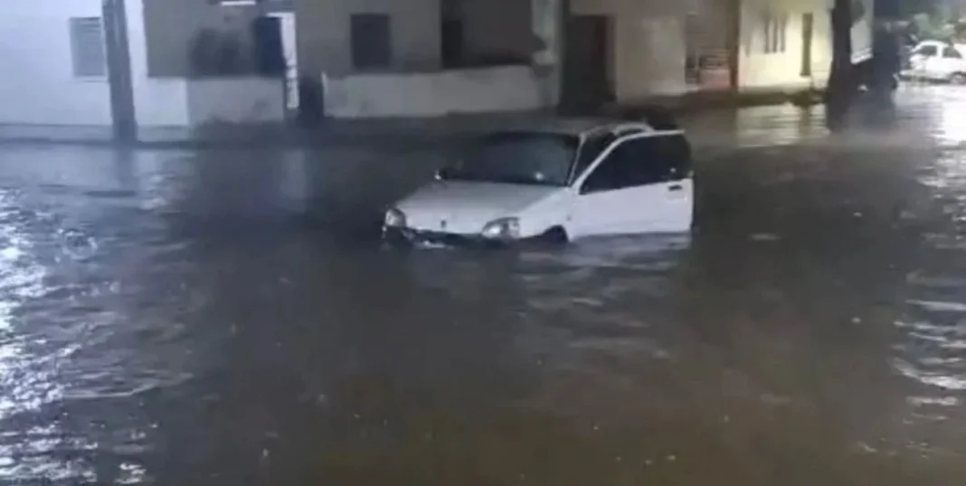 Calle anegada por las intensas lluvias en una localidad del norte de la provincia de Santa Fe