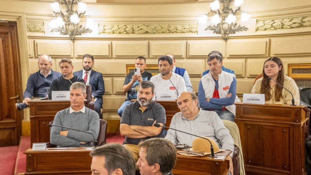 Reunión de trabajadores de Lácteos Verónica con autoridades en el Senado de Santa Fe