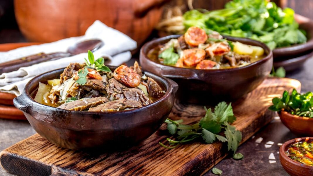 Variedad de platos tradicionales de la gastronomía costera de Chile, incluyendo mariscos y caldillo de pescado.