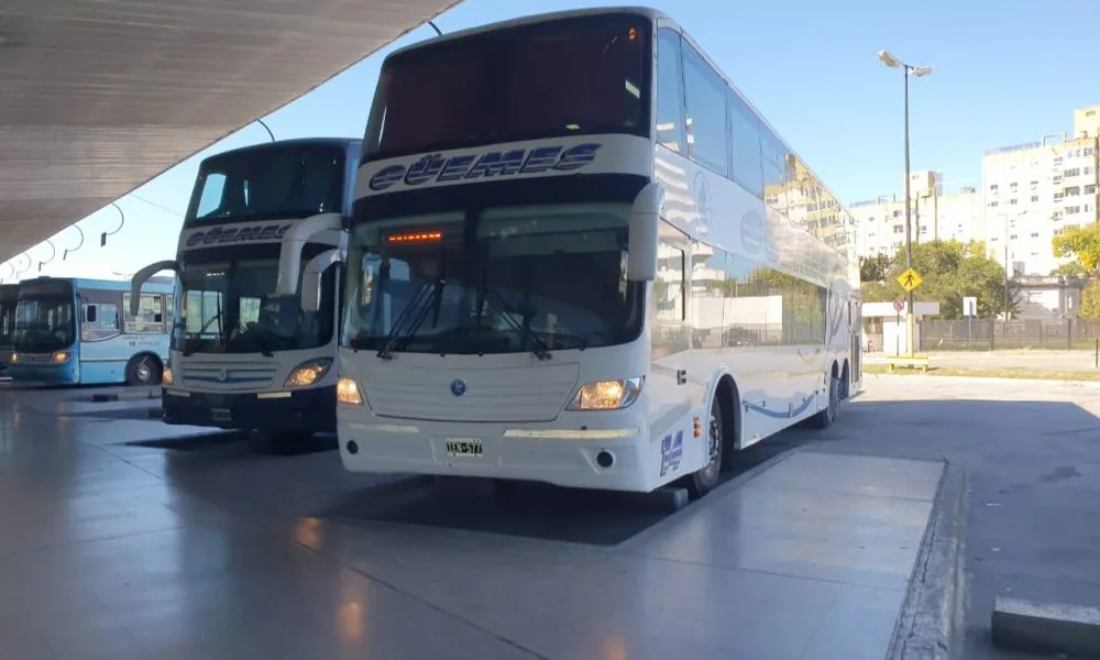 Micro de transporte interurbano en una ruta de la provincia de Santa Fe