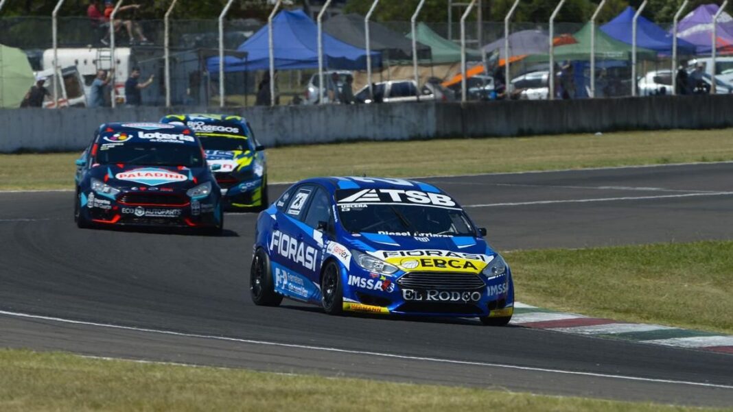 Autos del Turismo Nacional en exhibición en el Parque Urquiza de Rosario