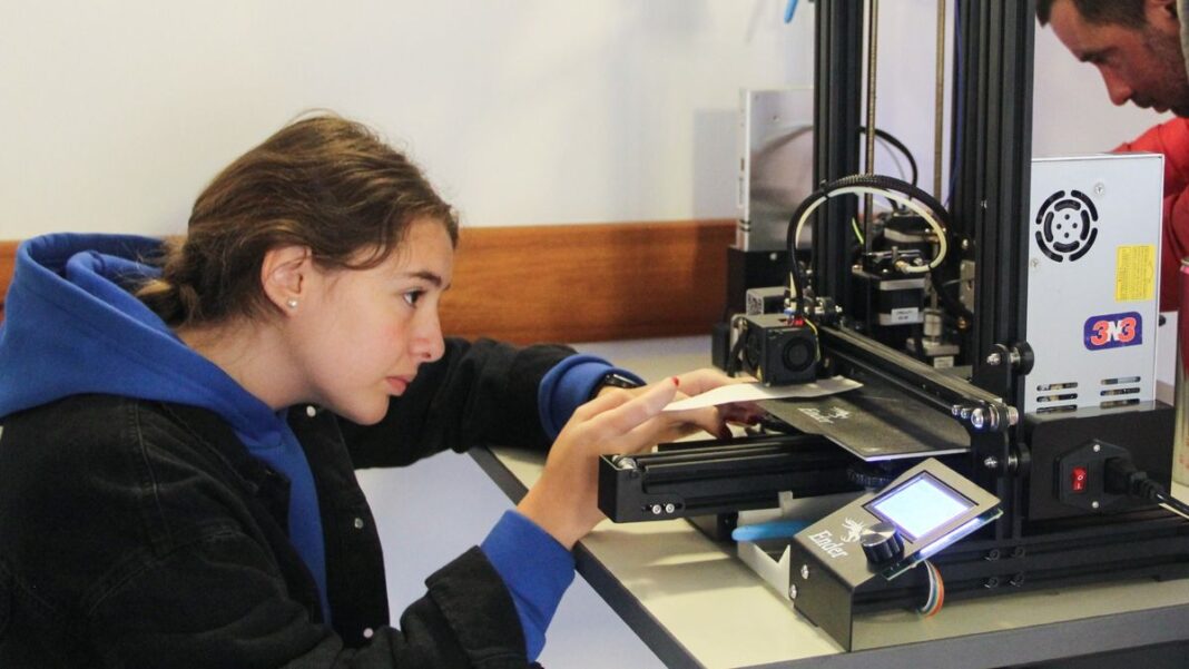 Personas participando en un taller de formación en la Escuela de Oficios de la UNR