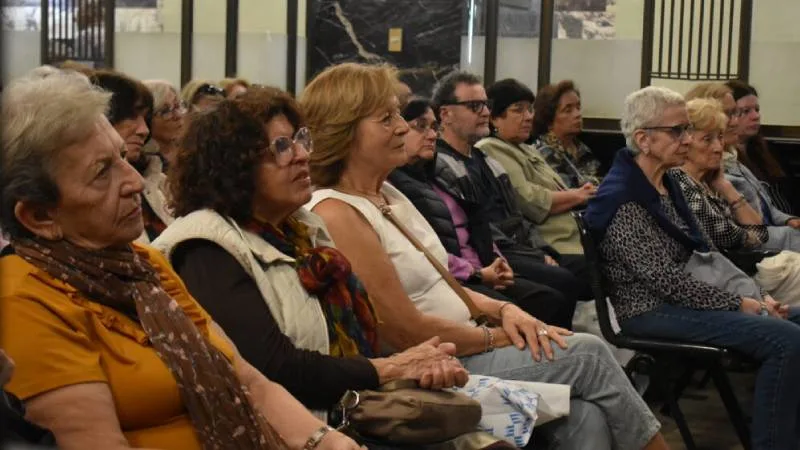 Grupo de personas mayores participando de una reunión de trabajo en la Universidad Nacional de Rosario