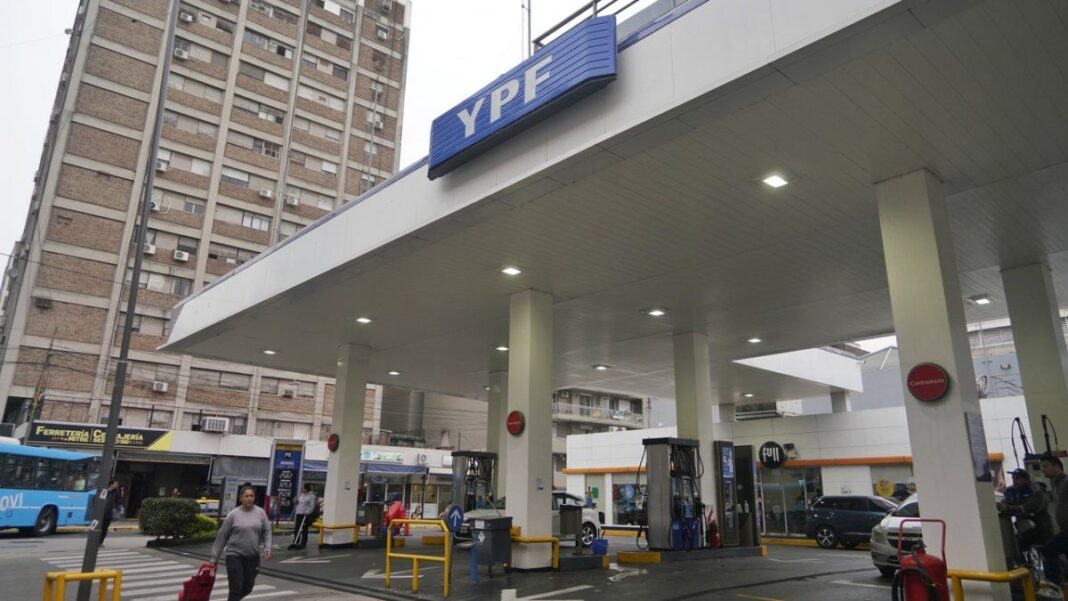 Estación de servicio YPF con surtidor mostrando precio de la nafta