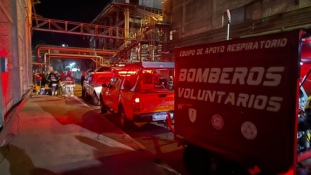 Bomberos trabajando en el incendio de la planta de Nueva Vicentin en Ricardone