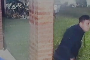 Policía de Investigaciones durante allanamientos en barrio Barranquitas de Santa Fe