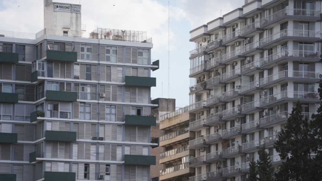 Edificios de departamentos en Rosario con carteles de alquiler