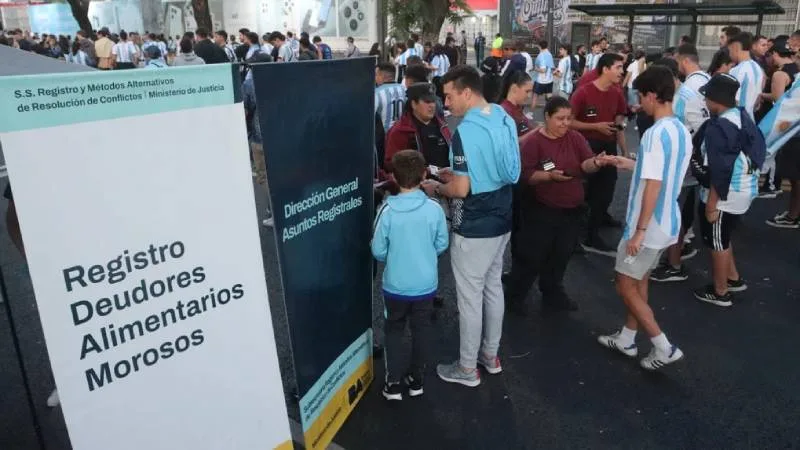 Estadio de fútbol vacío con cartel de Tribuna Segura