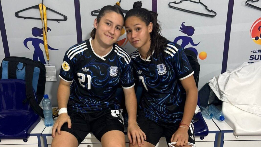 Jugadoras de la selección argentina femenina Sub-17 celebrando la clasificación al Mundial