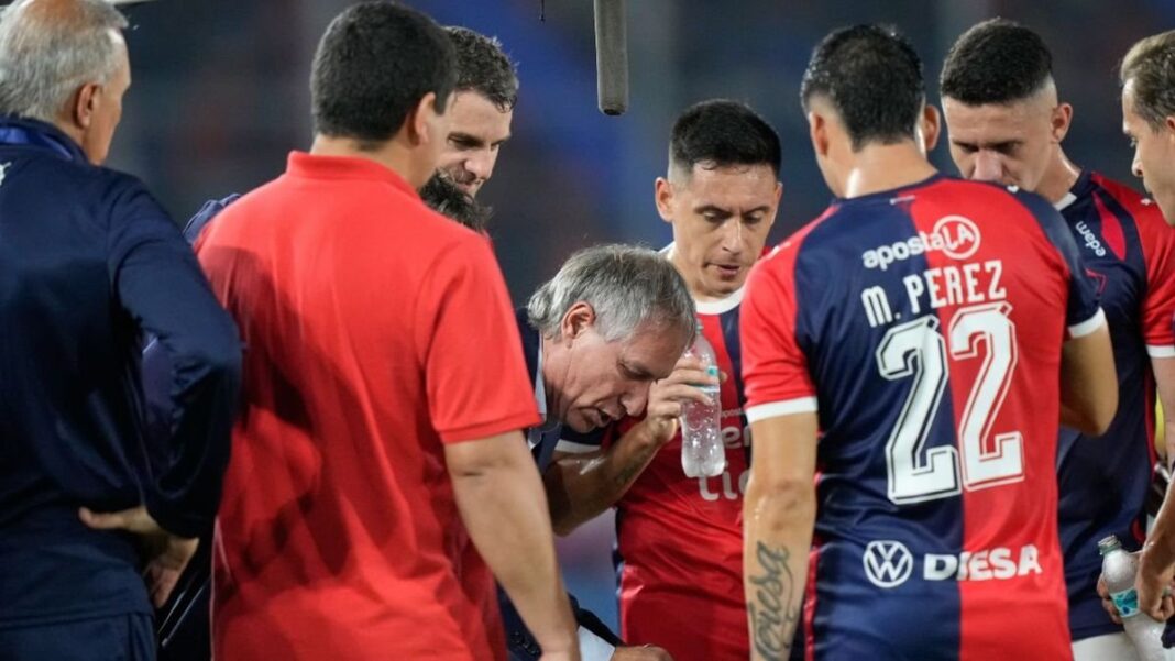 Ariel Holan, director técnico de Cerro Porteño, durante un partido de la Copa Libertadores