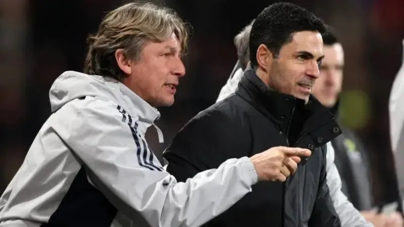 Gabriel Heinze en el cuerpo técnico del Arsenal celebrando el título de la Premier League