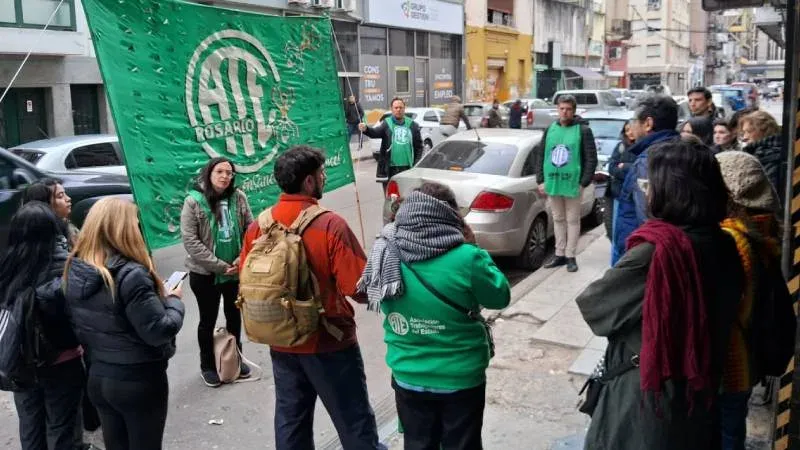 Trabajadores de ATE protestan frente a la Secretaría de Niñez en Rosario