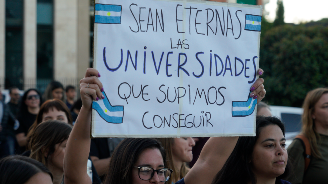 Edificio de una universidad nacional con personas ingresando