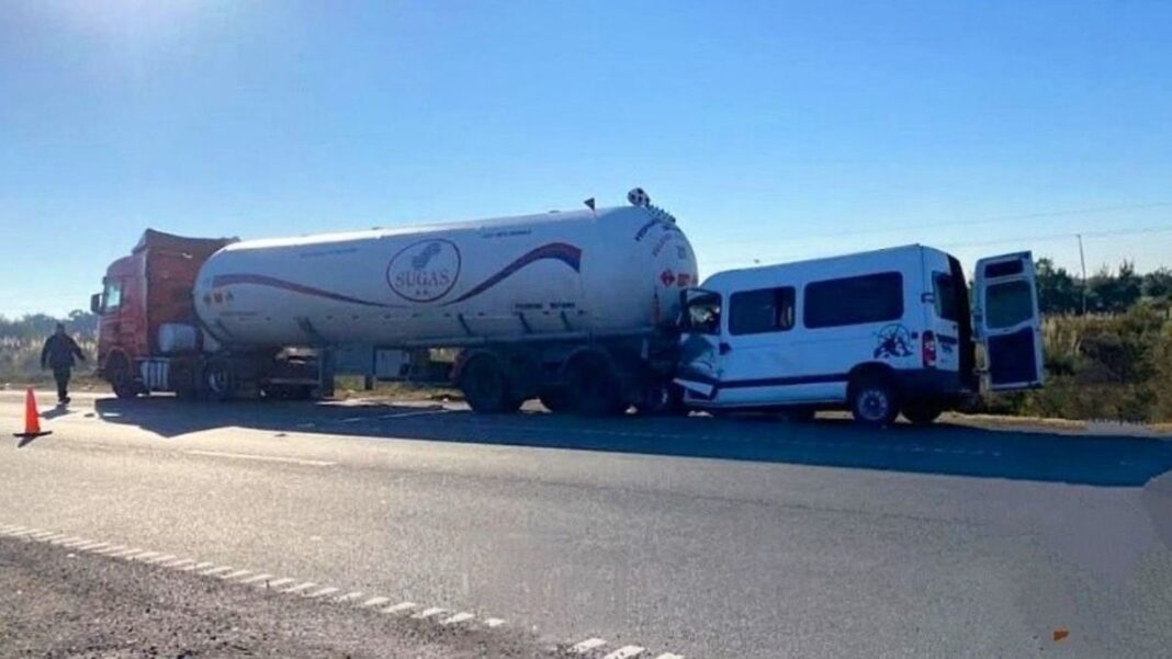 Autopista Rosario-Santa Fe, kilómetro 141,5, siniestro vial entre combi y camión cisterna