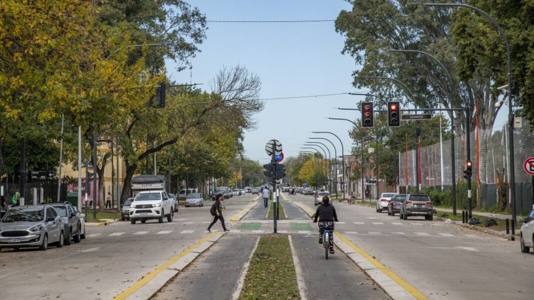 Vista de la renovada avenida Rouillón con doble calzada y ciclovía