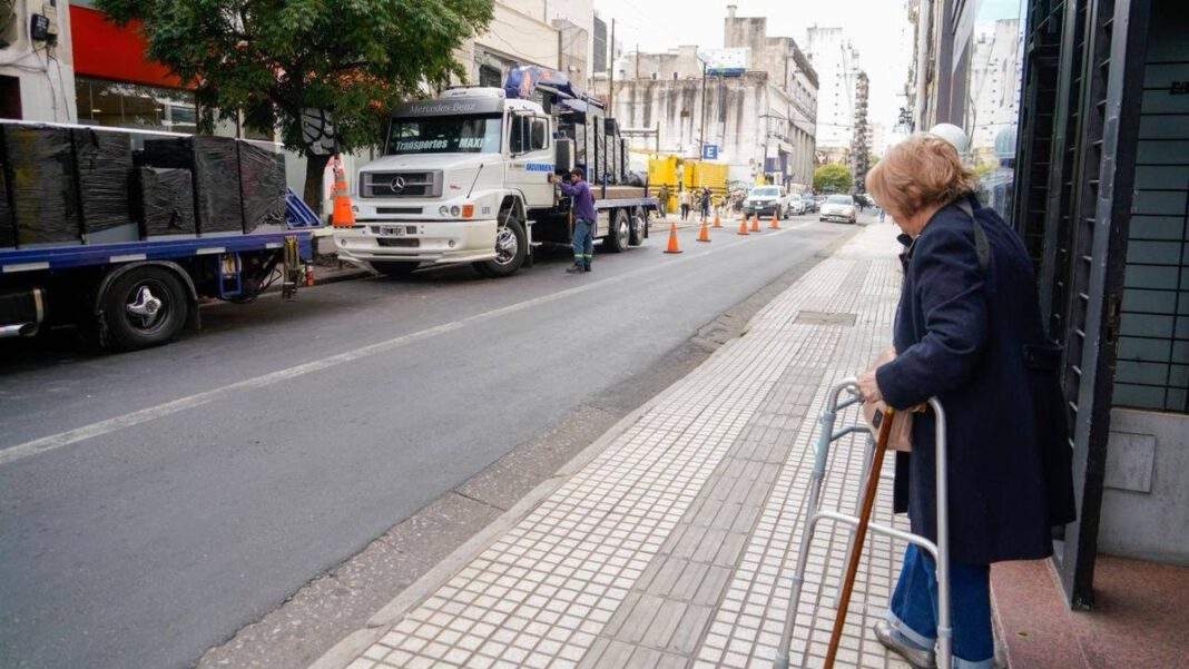 Cajas de seguridad sobre la vereda en el microcentro de Rosario durante el traslado bancario