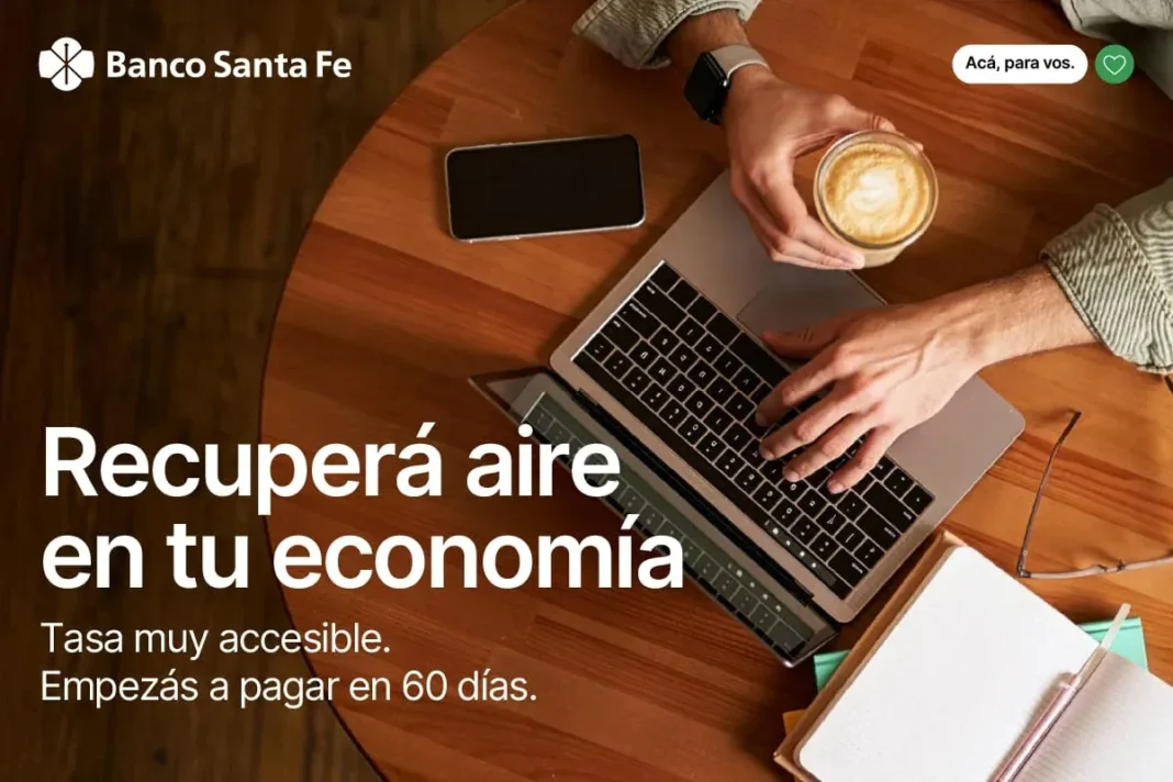Persona usando computadora para acceder al sitio web del Banco Santa Fe