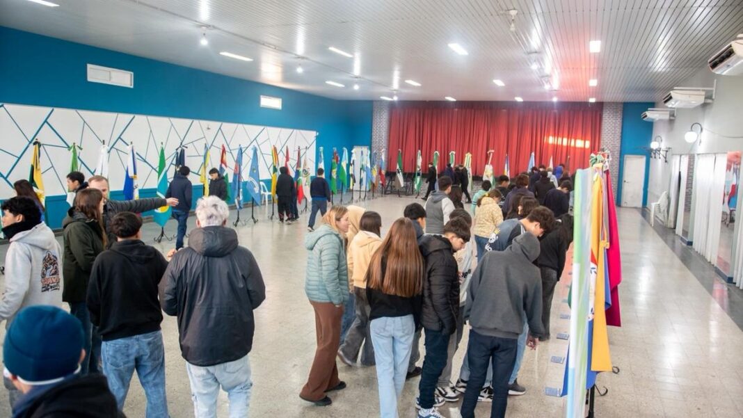 Banderas de localidades santafesinas exhibidas en una muestra cultural en Timbúes