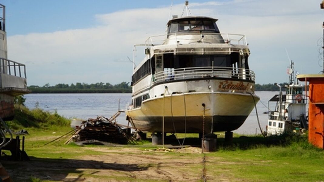 Barco Ciudad de Rosario en dique seco en el astillero Fluvimar