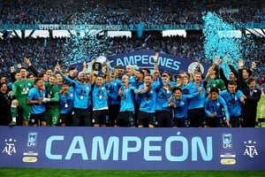 Jugadores de Belgrano celebrando el título del Torneo Apertura 2026 en el estadio Mario Alberto Kempes