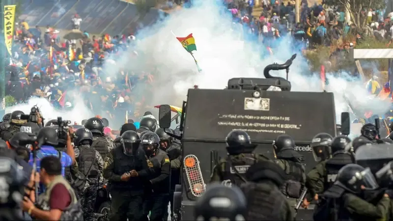 Manifestantes en calles de Bolivia durante protestas contra el presidente Rodrigo Paz