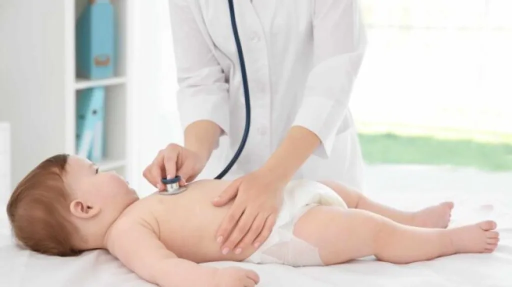 Bebé con dificultad respiratoria siendo atendido por un médico