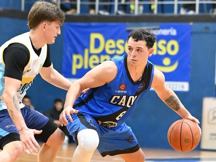 Partido de básquet entre Caova y Regatas en Rosario