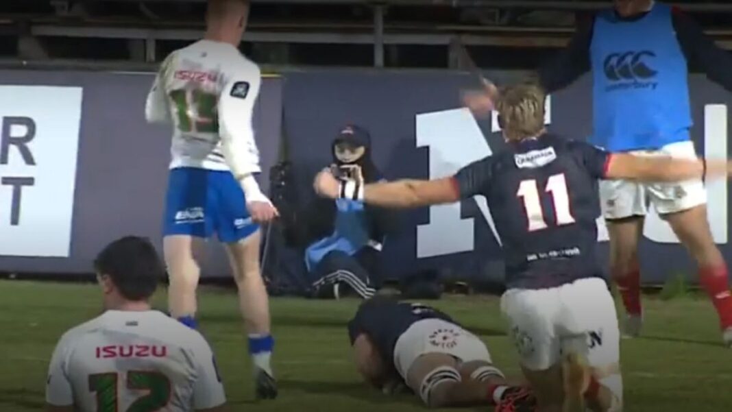 Jugadores de Capibaras XV celebrando un try durante el partido contra Yacaré XV en Sauce Viejo