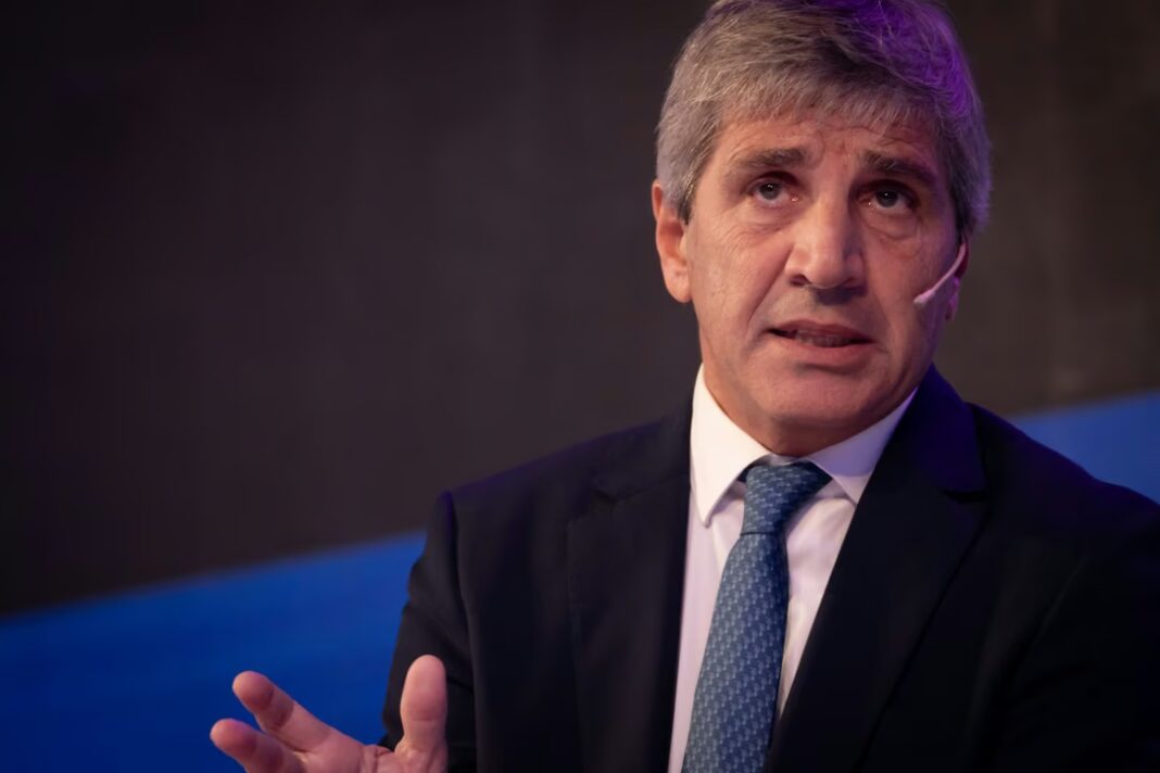 Luis Caputo en conferencia de prensa sobre baja de retenciones