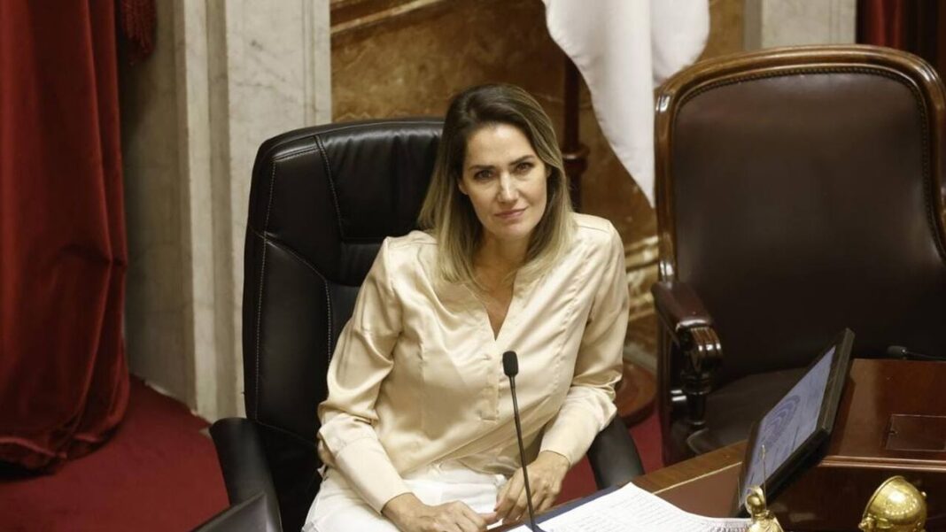 Carolina Losada sonriendo en una entrevista, hablando sobre su maternidad adoptiva