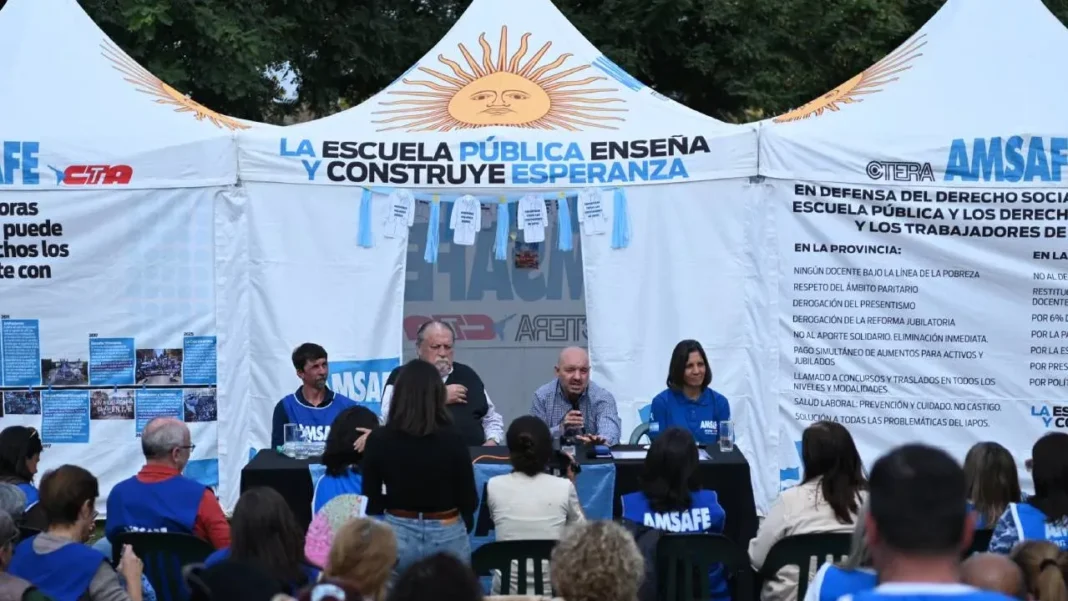 Carpa Blanca de la Dignidad Docente en el Paseo de las Artes de Vera