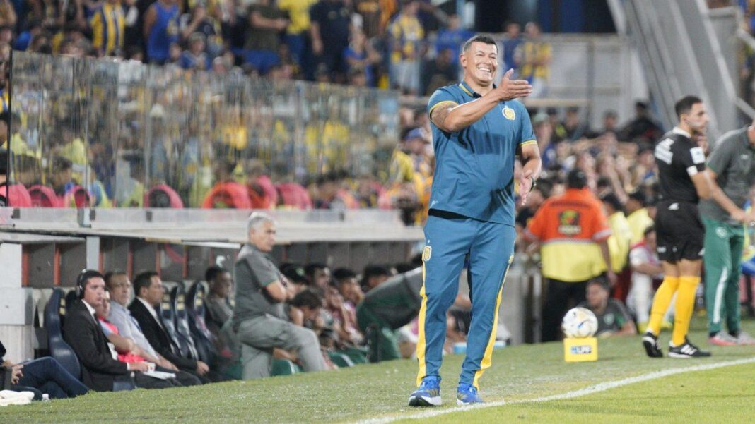 Jorge Almirón, entrenador de Central, durante un partido en el Gigante de Arroyito