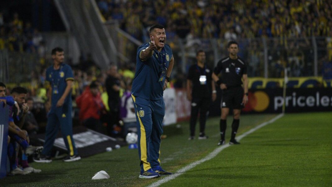 Jorge Almirón dirige el entrenamiento de Rosario Central en Arroyo Seco
