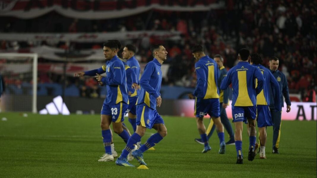 Jugadores de Rosario Central y River Plate en el estadio Monumental durante la semifinal del torneo Apertura