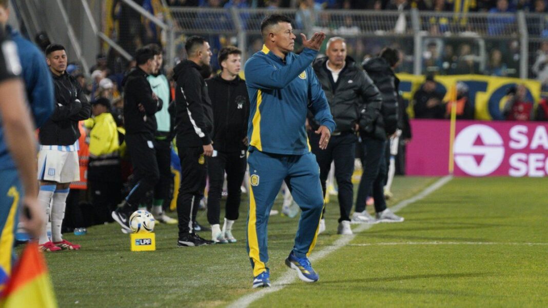 Jugadores de Rosario Central en la cancha del Monumental