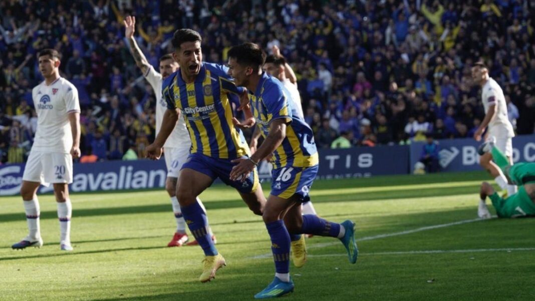 Jugadores de Rosario Central en el campo del Gigante de Arroyito durante el partido ante Tigre