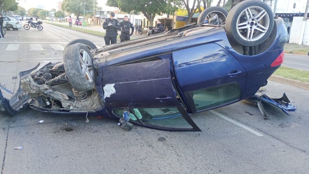 Auto volcado sobre avenida Pellegrini en Rosario