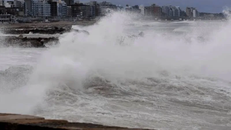 Olas gigantes impactan la costa bonaerense durante el ciclón extratropical